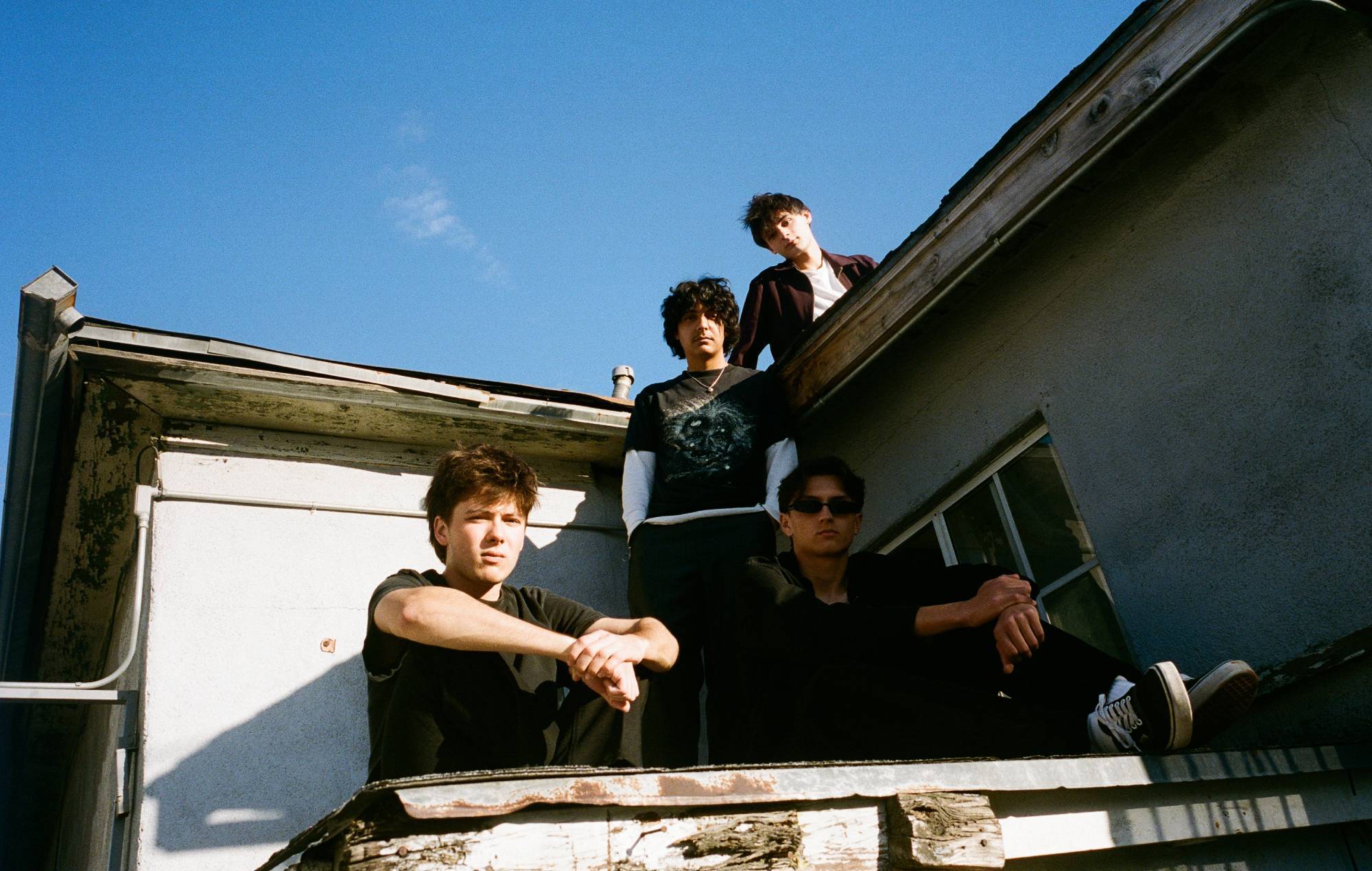 Senza titolo ignora "numeri, statistiche e algoritmi" nel nuovo singolo rauco e sgangherato "Say It Again"