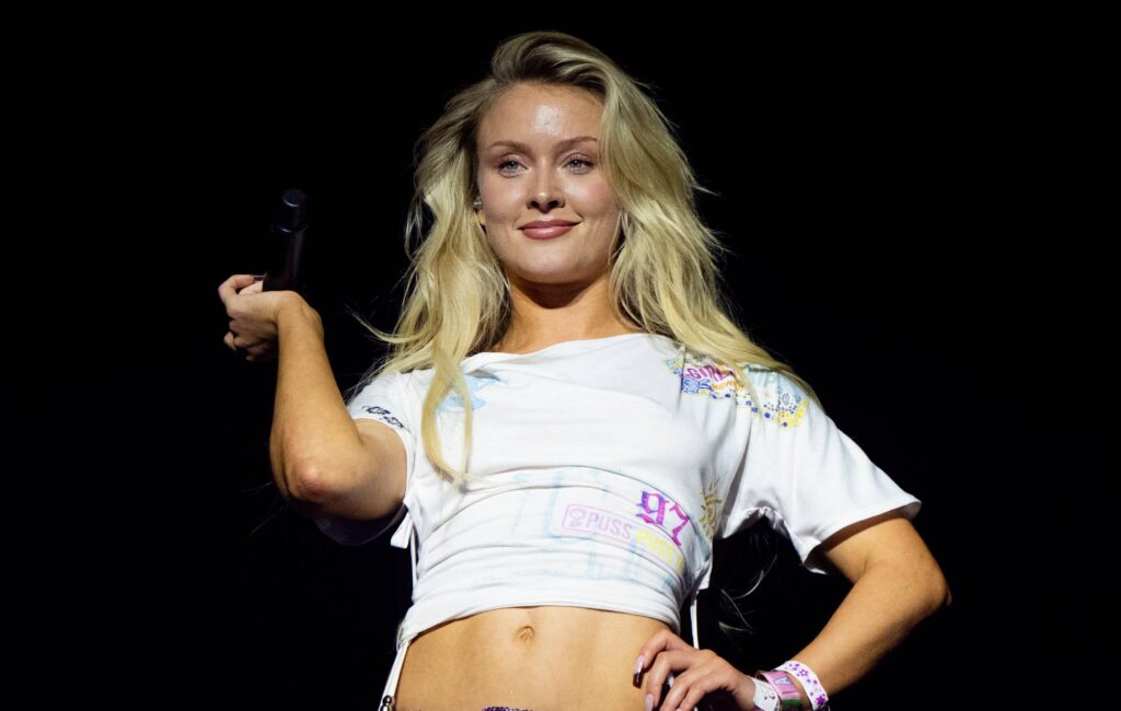 Zara Larsson annuncia un album deluxe ispirato a "Brat" con PinkPantheress, Robyn, Shakira e altri