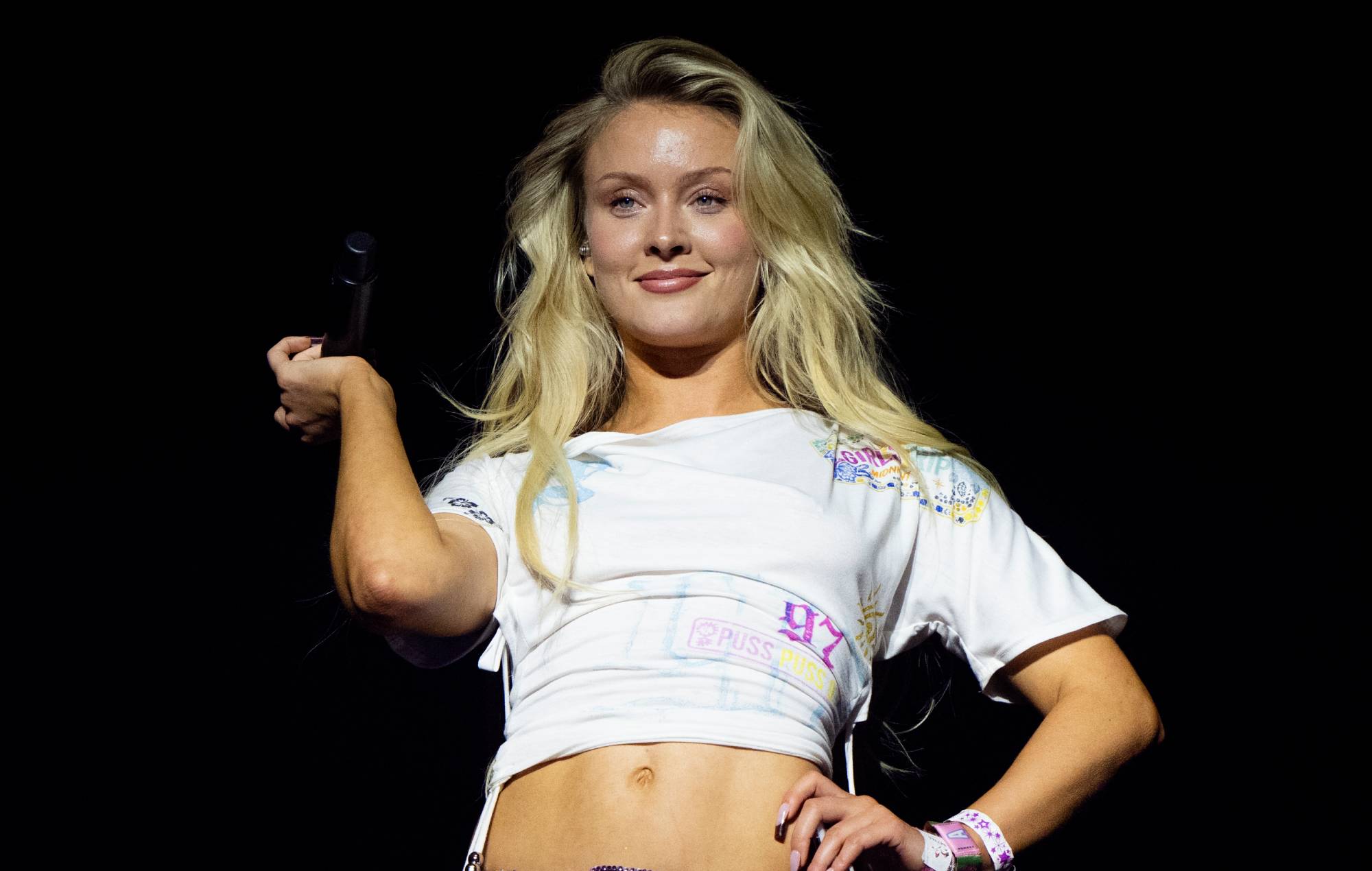 Zara Larsson annuncia un album deluxe ispirato a "Brat" con PinkPantheress, Robyn, Shakira e altri