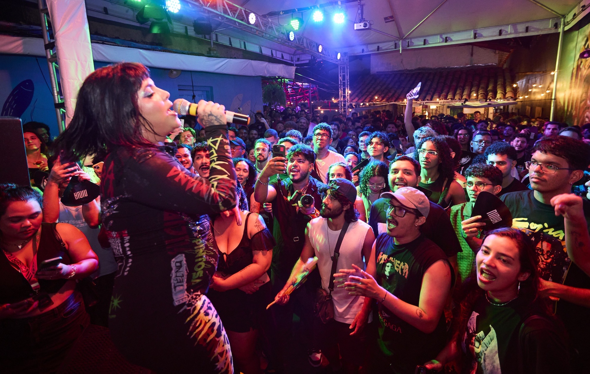 la sorellanza multinazionale e multigenere soprannominata le "Spice Girls of the Amazon"