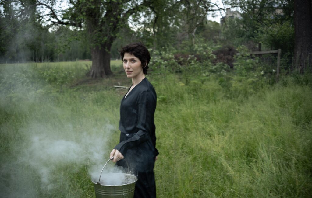 Aldous Harding – Recensione di 'Train On The Island': l'enigmatico cantautore offre un capolavoro mercuriale