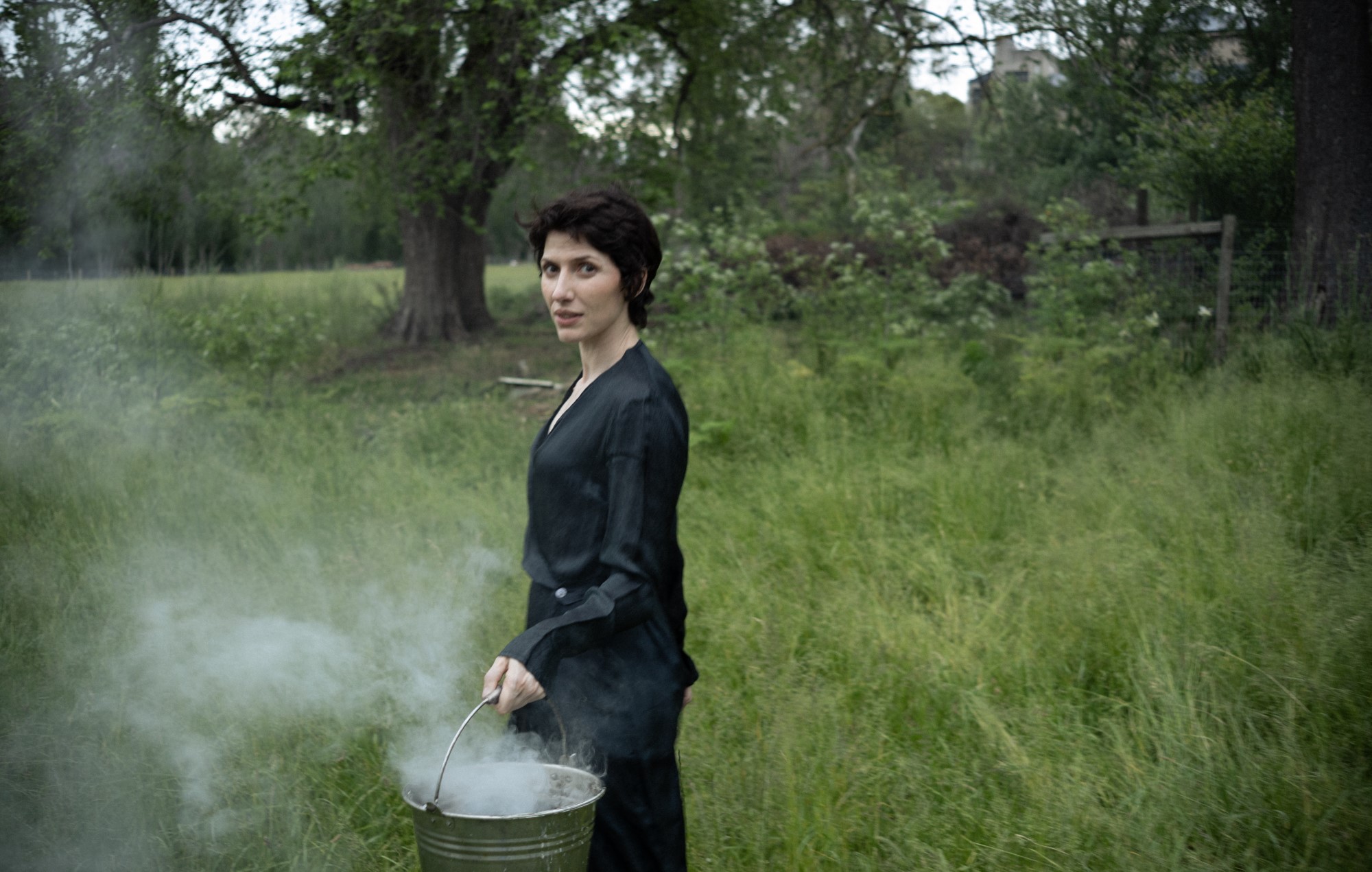 Aldous Harding – Recensione di 'Train On The Island': l'enigmatico cantautore offre un capolavoro mercuriale