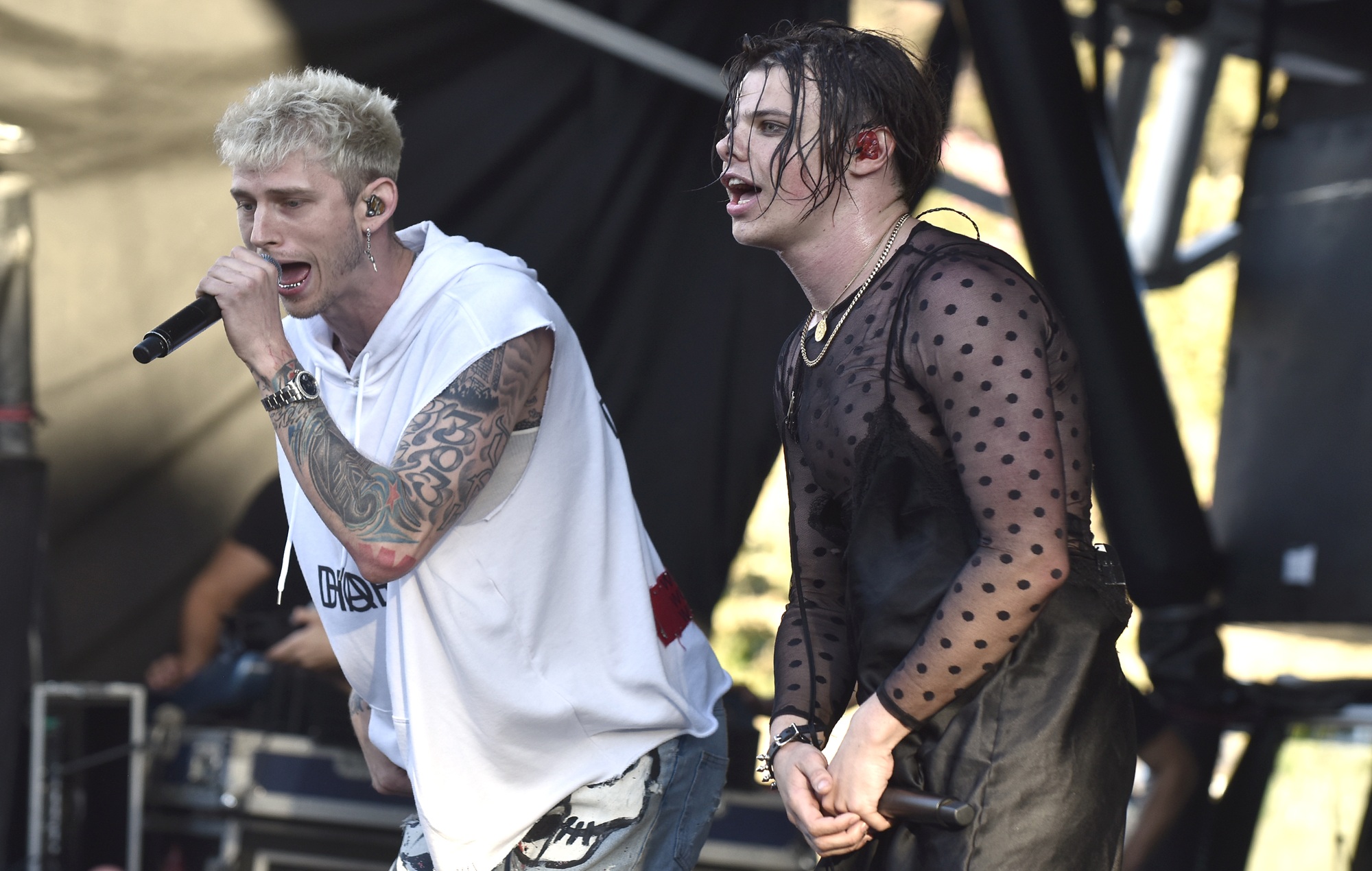 MGK definisce Yungblud un "segaiolo predicatore dal cucchiaio d'argento" e gli dice di "chiudere quella cazzo di bocca"