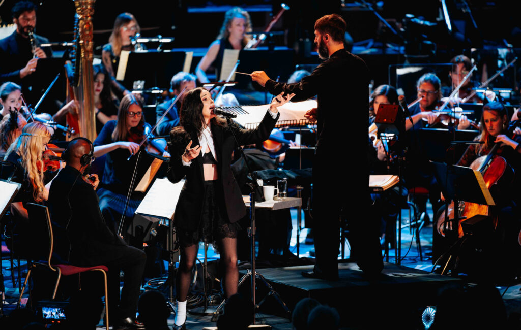 St. Vincent annuncia "Live In London!" uscita in vinile dello spettacolo dei BBC Proms alla Royal Albert Hall