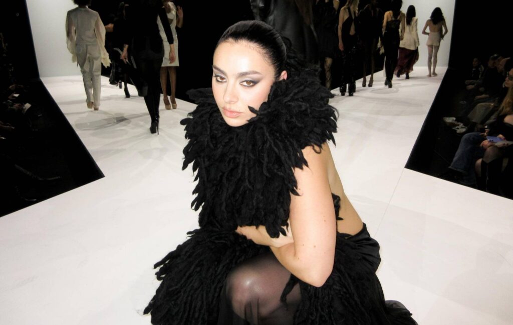 Charli XCX condivide "Playboy Bunny", il lato B punk del nuovo singolo "SS26"
