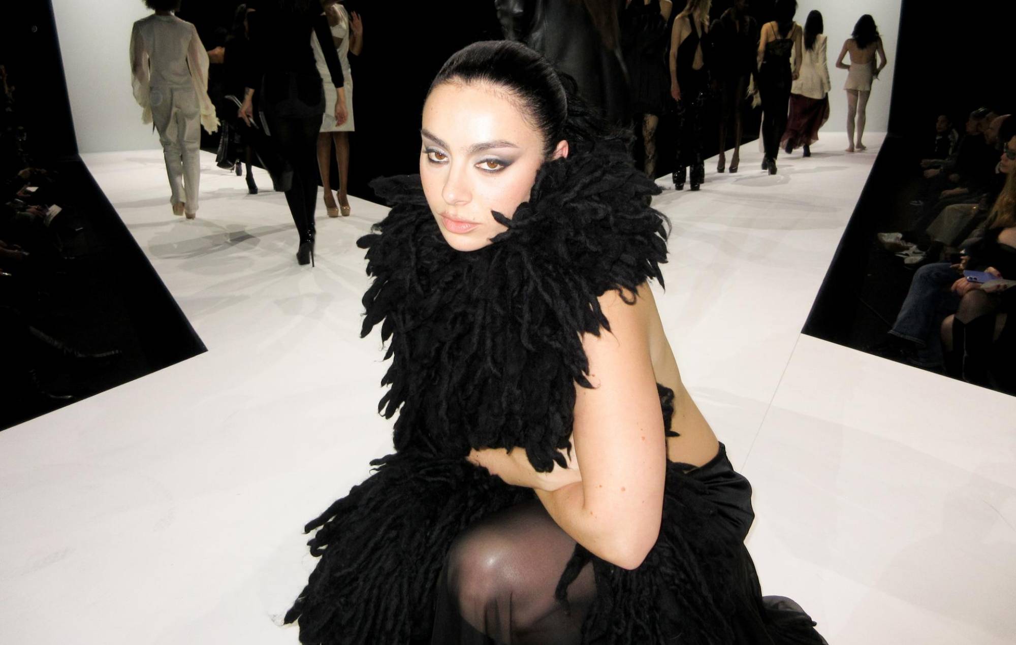 Charli XCX condivide "Playboy Bunny", il lato B punk del nuovo singolo "SS26"