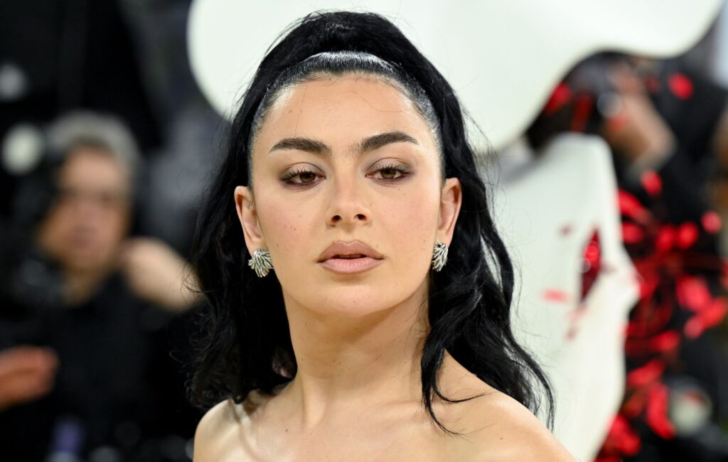 Charli XCX risponde alle reazioni al suo perno su "Rock Music"