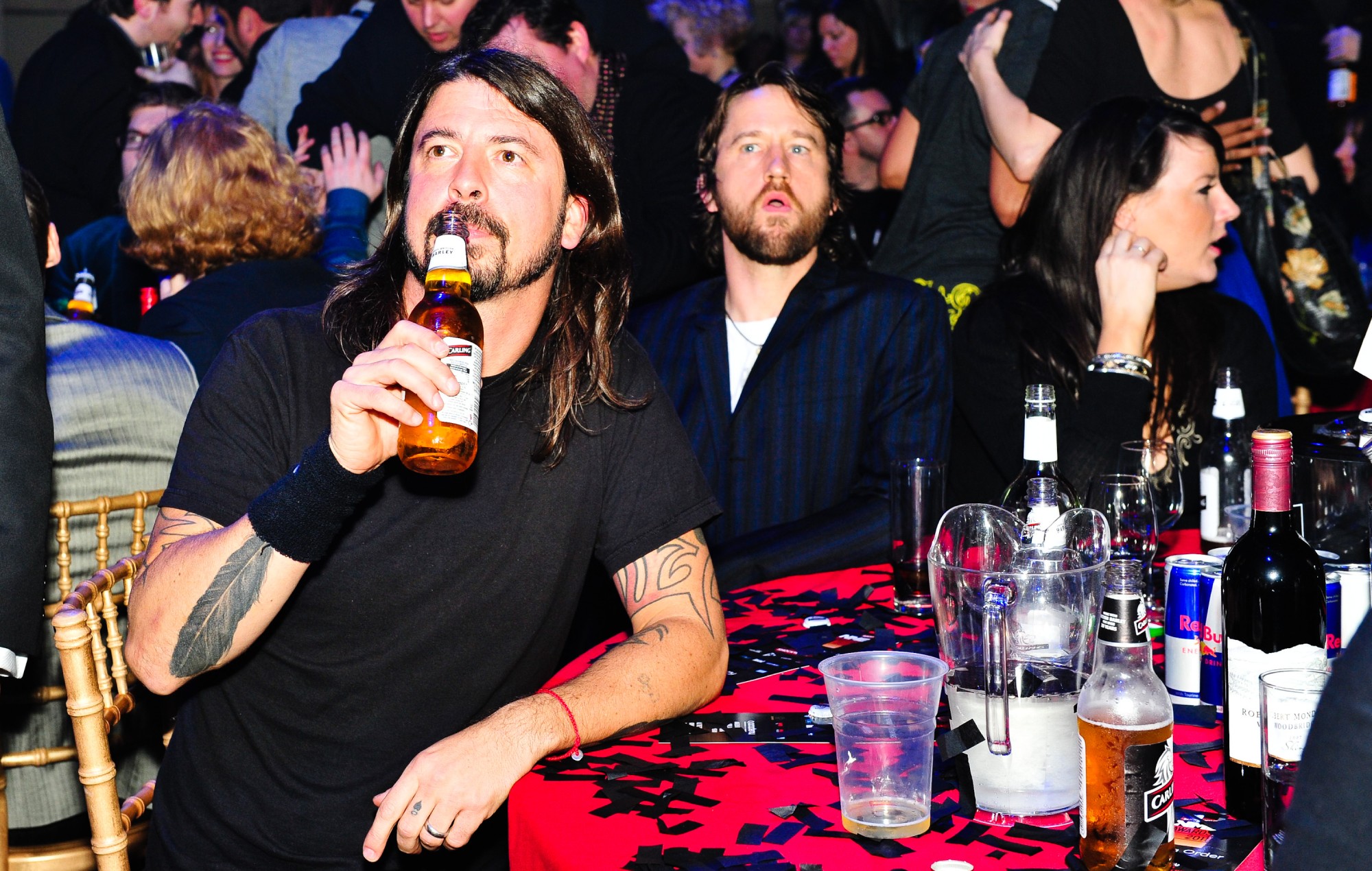 Dave Grohl dice che il suo regime vocale alcolico era "tutta una bugia"