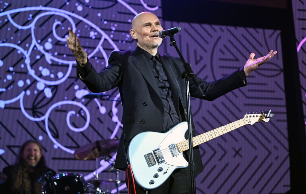 Gli Smashing Pumpkins tengono il "requiem" di "Zero" mentre suonano in un concerto speciale per annunciare il tour di "Mellon Collie And The Infinite Sadness"
