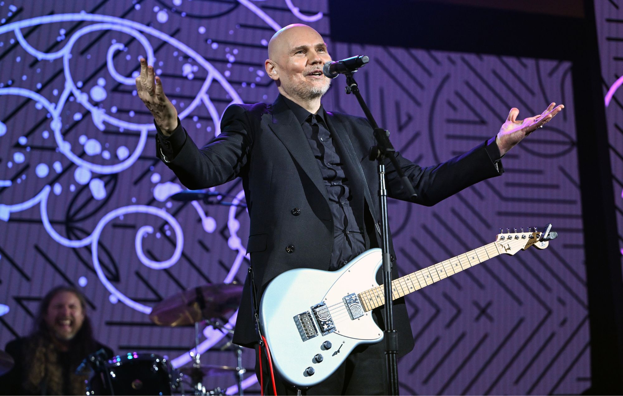 Gli Smashing Pumpkins tengono il "requiem" di "Zero" mentre suonano in un concerto speciale per annunciare il tour di "Mellon Collie And The Infinite Sadness"