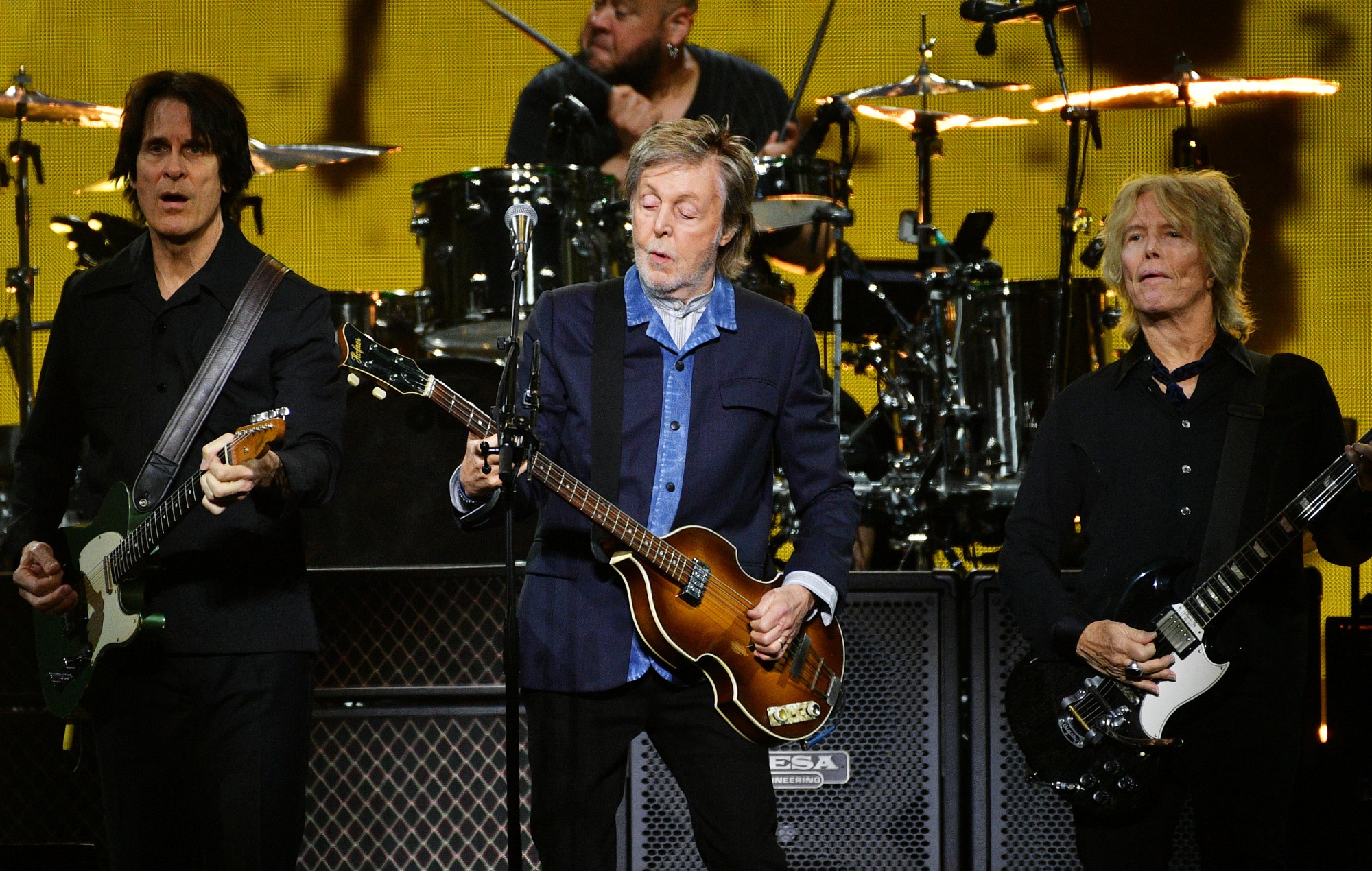 Guarda Paul McCartney chiudere "SNL" con la performance a sorpresa di "Coming Up"