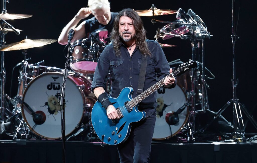 Guarda i Foo Fighters diventare intimi e turbolenti con nuove canzoni e classici per il primo Tiny Desk Concert
