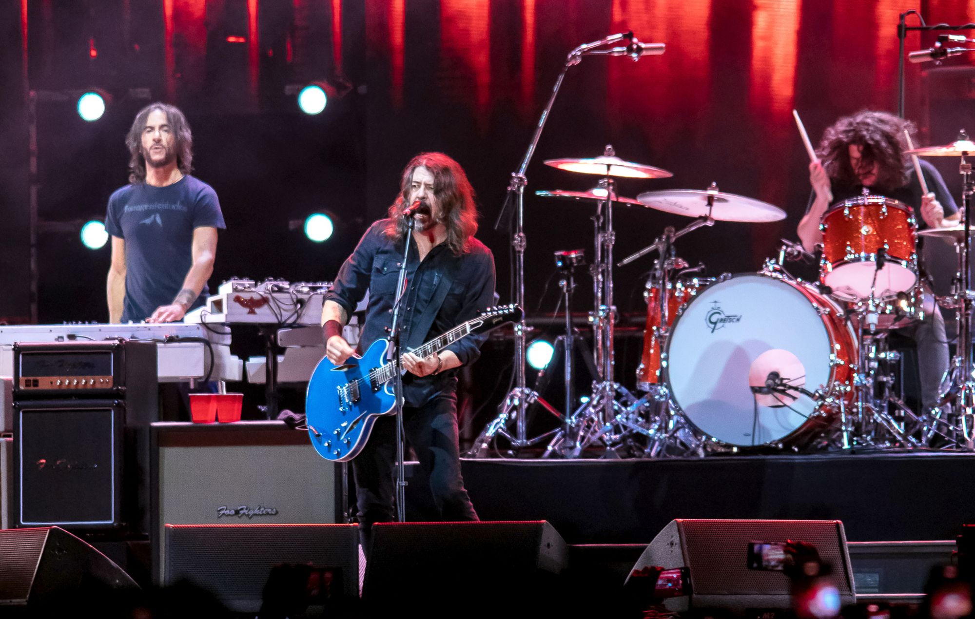 Guarda i Foo Fighters sopportare le ali piccanti e rivelare i "testi più imbarazzanti" in "Hot Ones Versus"