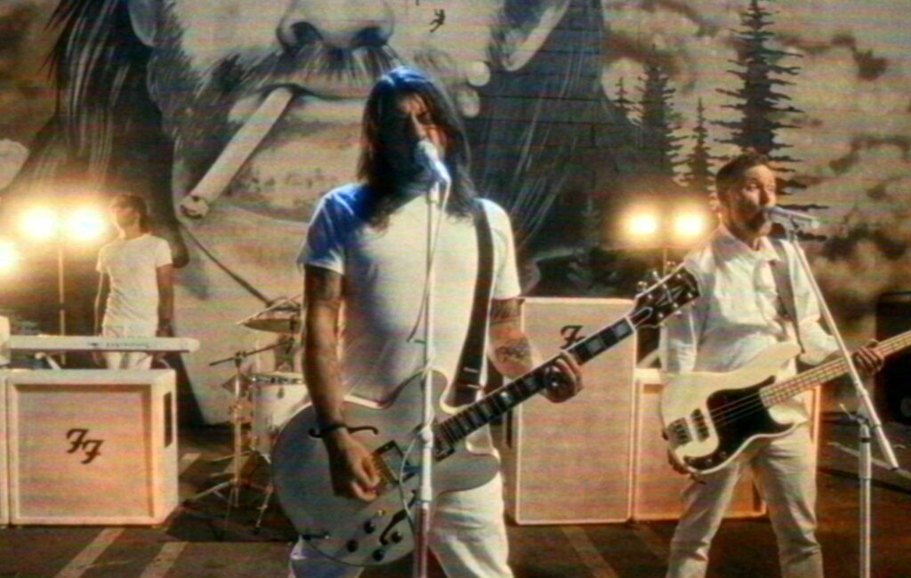 I Foo Fighters affrontano l'apocalisse zombie nel nuovo video cruento di "Spit Shine", diretto da Dave Grohl