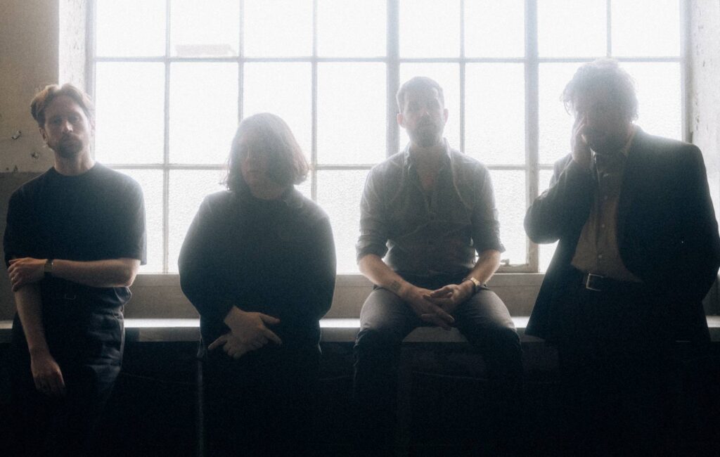 I Gilla Band affrontano il "sentirsi non amati e trovano difficile esprimere ciò che realmente penso" nella prima nuova canzone in quattro anni, "Giraffe"