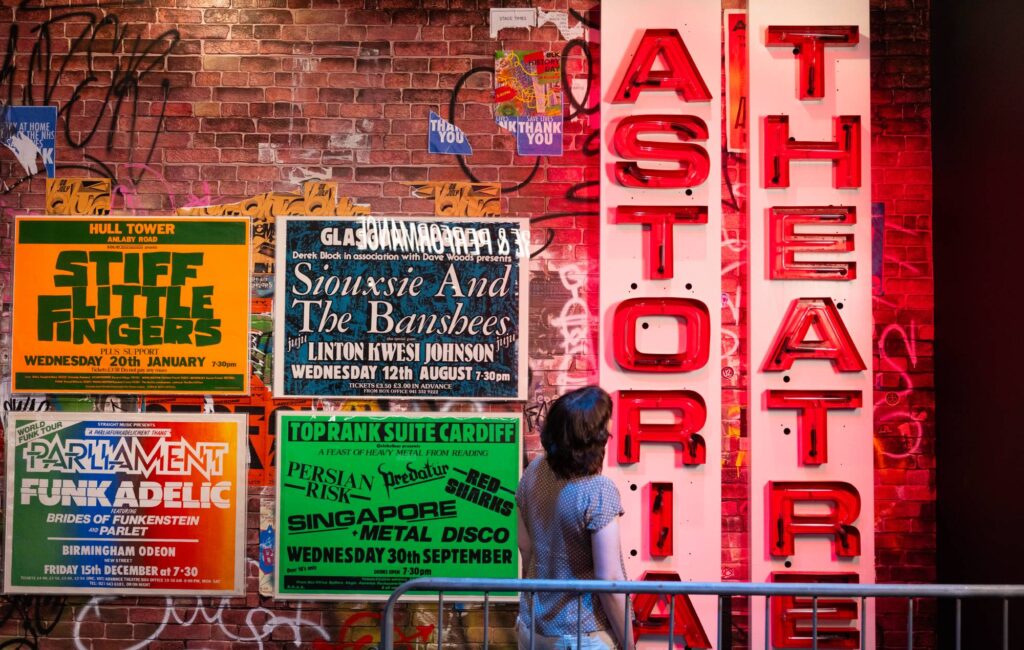 Il V&A di Londra inaugura una mostra sui leggendari locali della musica perduta del Regno Unito