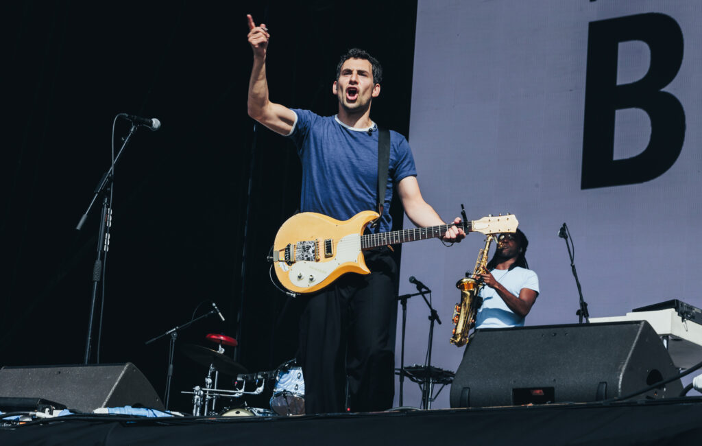 Jack Antonoff definisce i produttori di musica con intelligenza artificiale "puttane senza Dio"