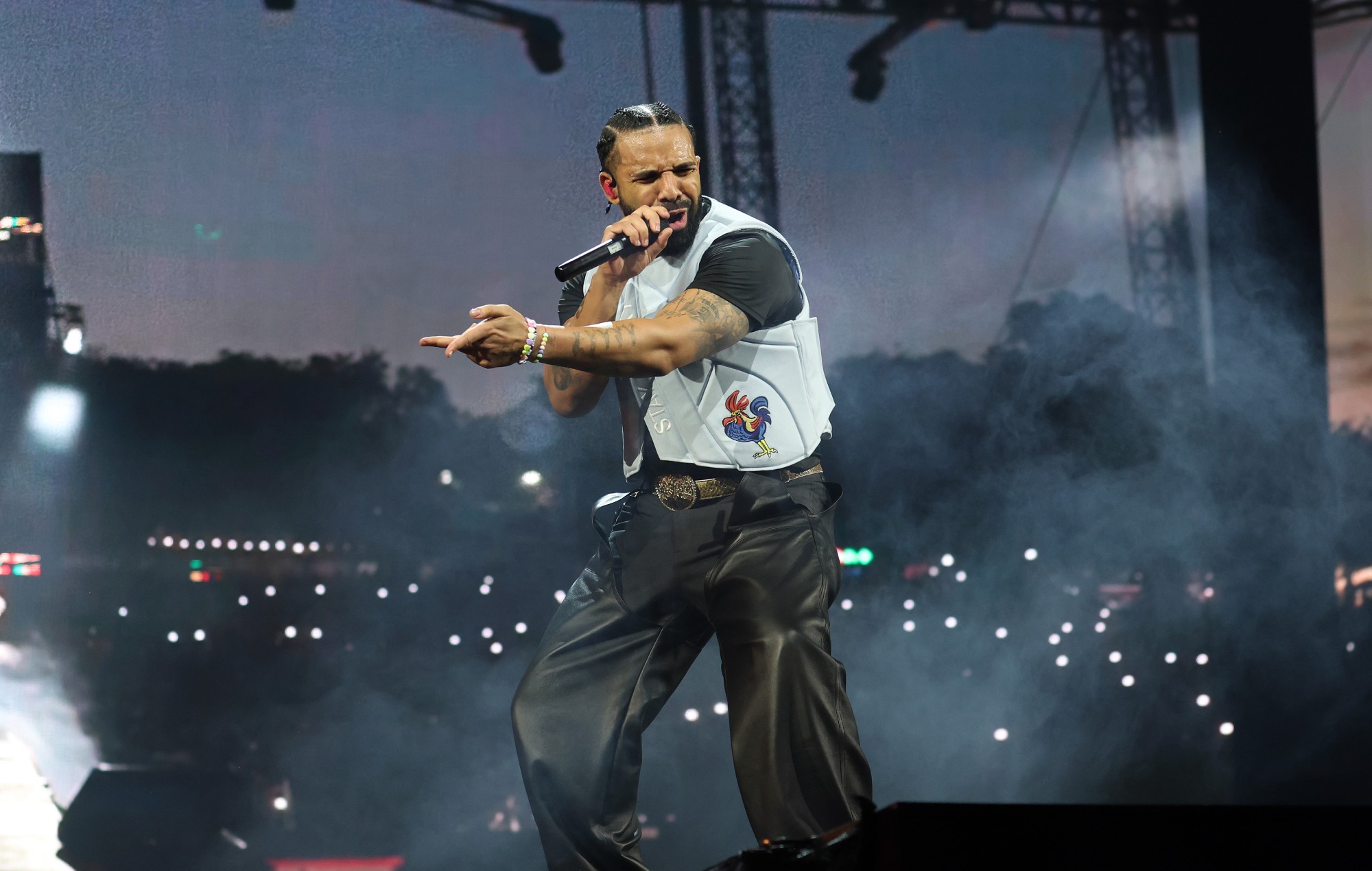 La Casa Bianca suscita reazioni negative dopo aver condiviso la versione modificata della copertina dell'album "Iceman" di Drake con la catena MAGA