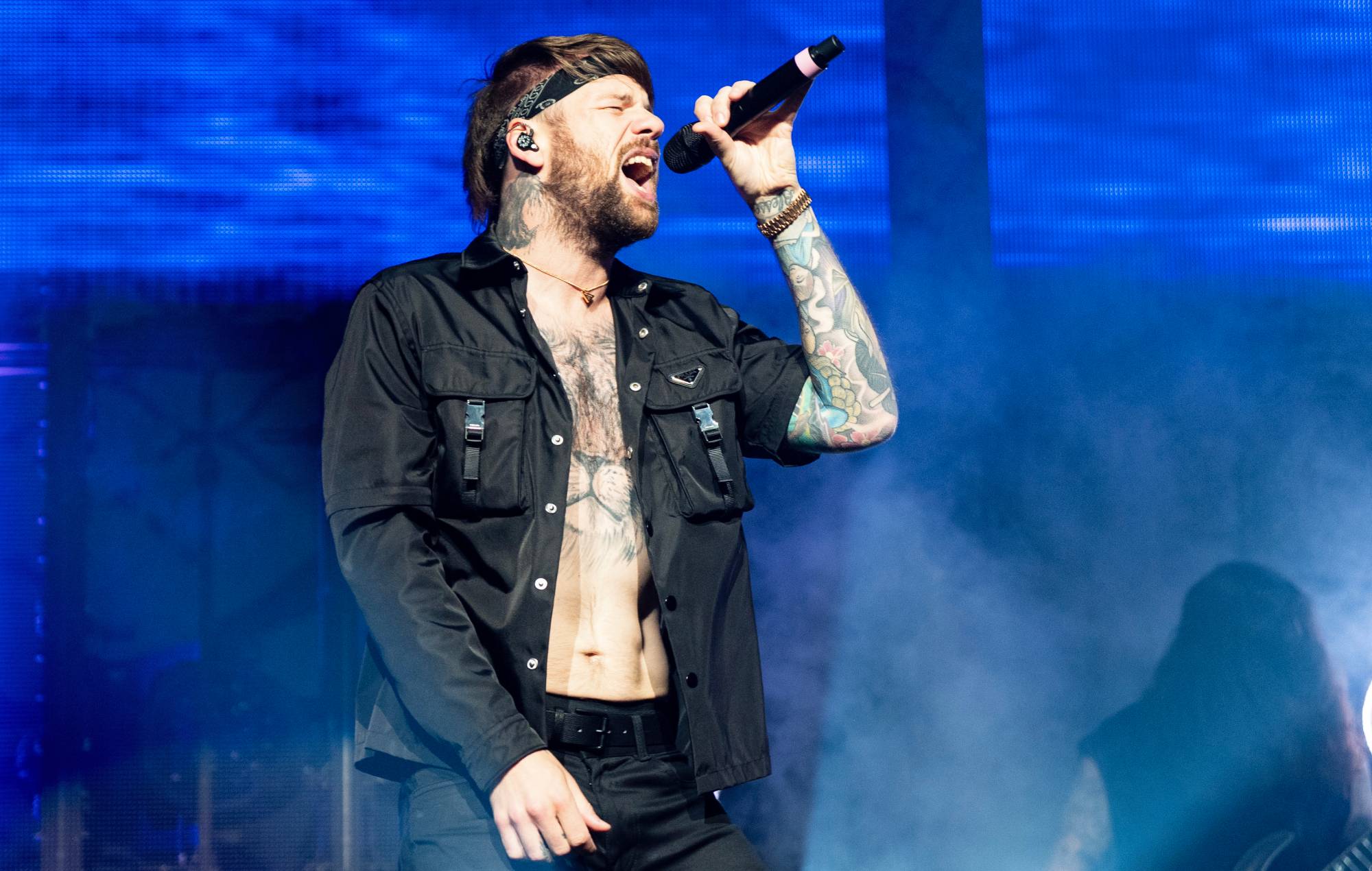 La moglie del frontman dei Beartooth Caleb Shomo condivide una dichiarazione pubblica emotiva dopo essersi dichiarato "un uomo orgogliosamente gay"