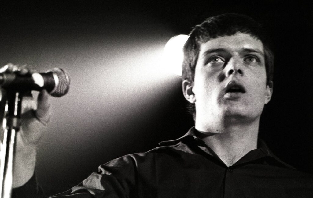 La mostra di Ian Curtis aprirà a New York con lettere personali, testi scritti a mano dei Joy Division e altro ancora