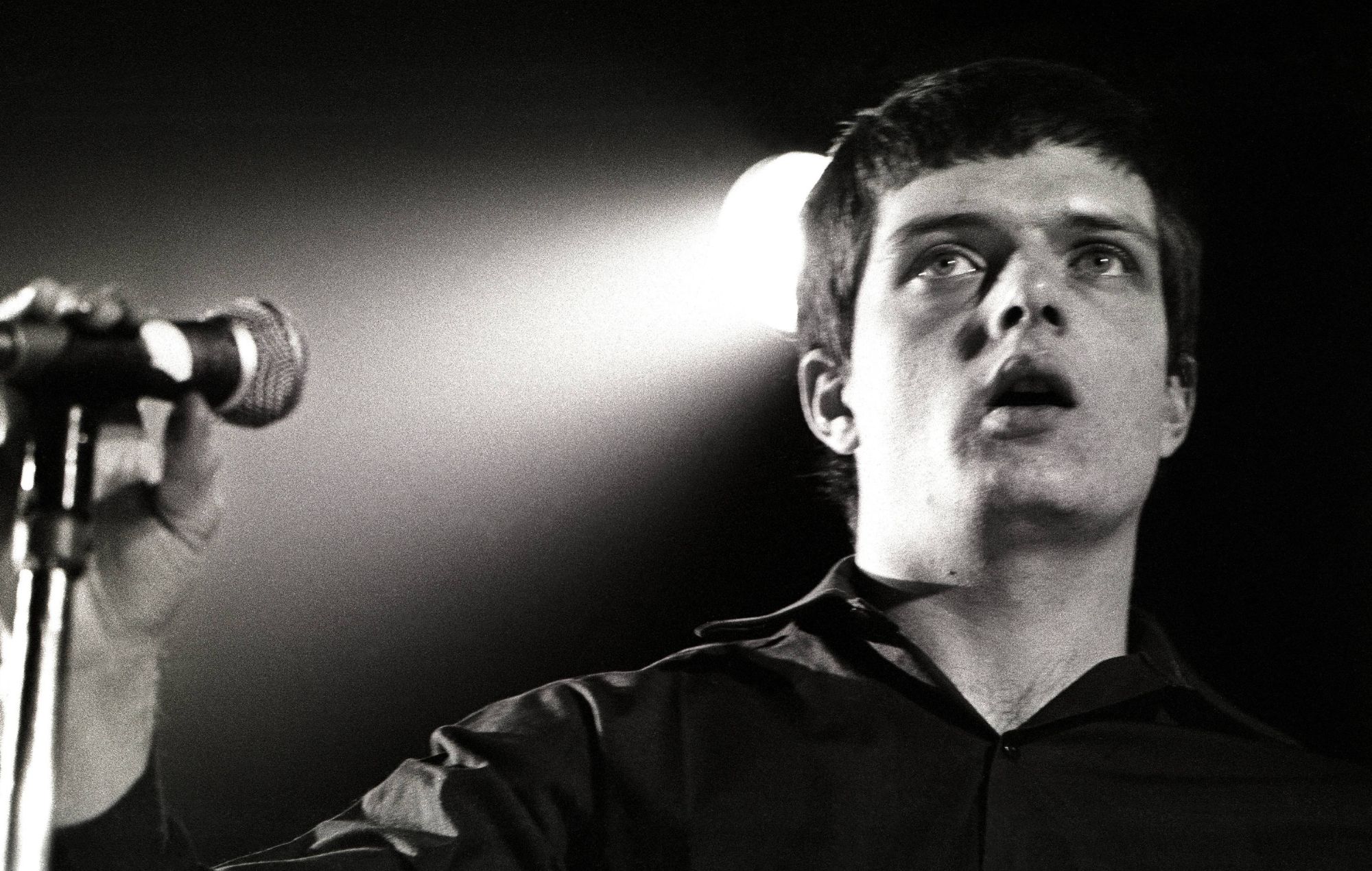 La mostra di Ian Curtis aprirà a New York con lettere personali, testi scritti a mano dei Joy Division e altro ancora