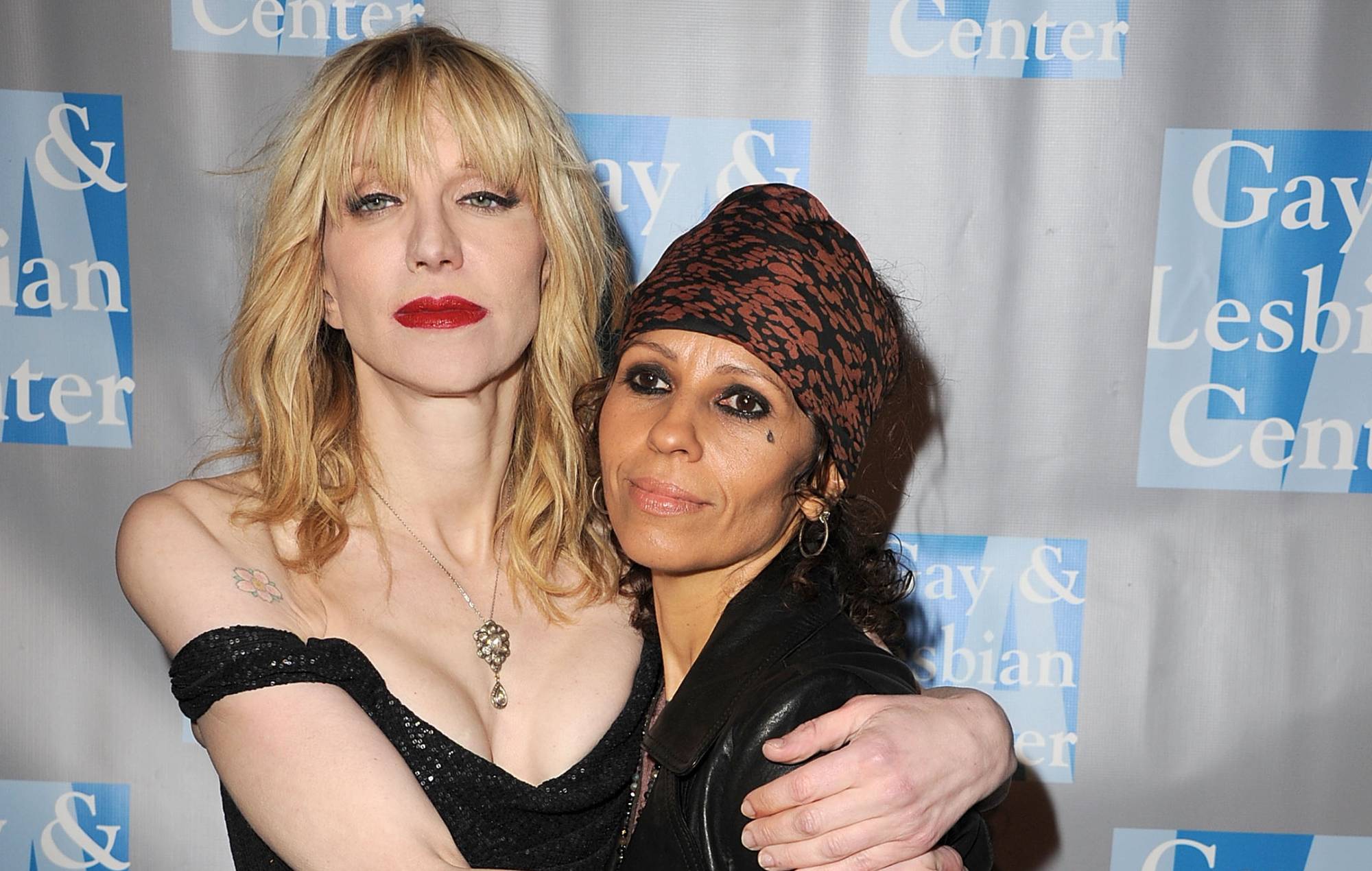 Linda Perry spiega perché ha dovuto dire a Billy Corgan di lasciare lo studio mentre lavorava con Courtney Love