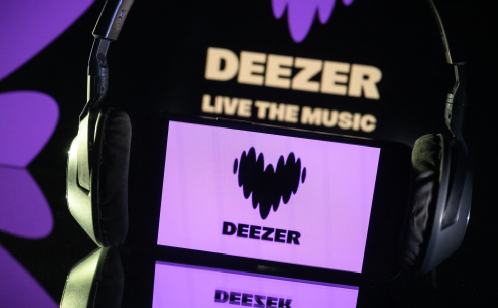 Ora quasi la metà di tutte le canzoni caricate su Deezer sono AI