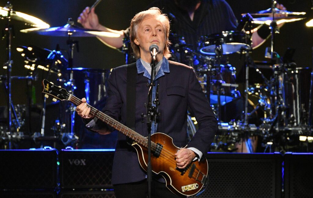 Paul McCartney chiude l'ultimo episodio di "Colbert" con la performance a sorpresa di "Hello, Goodbye".