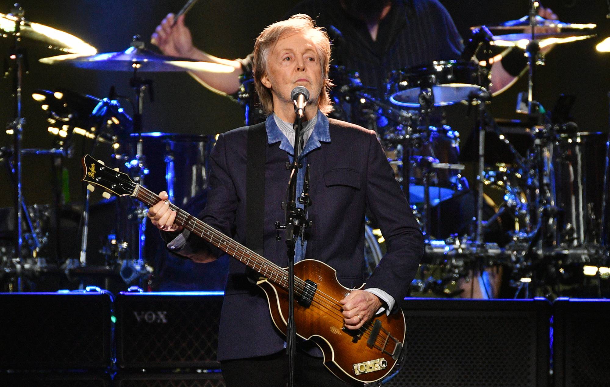 Paul McCartney chiude l'ultimo episodio di "Colbert" con la performance a sorpresa di "Hello, Goodbye".