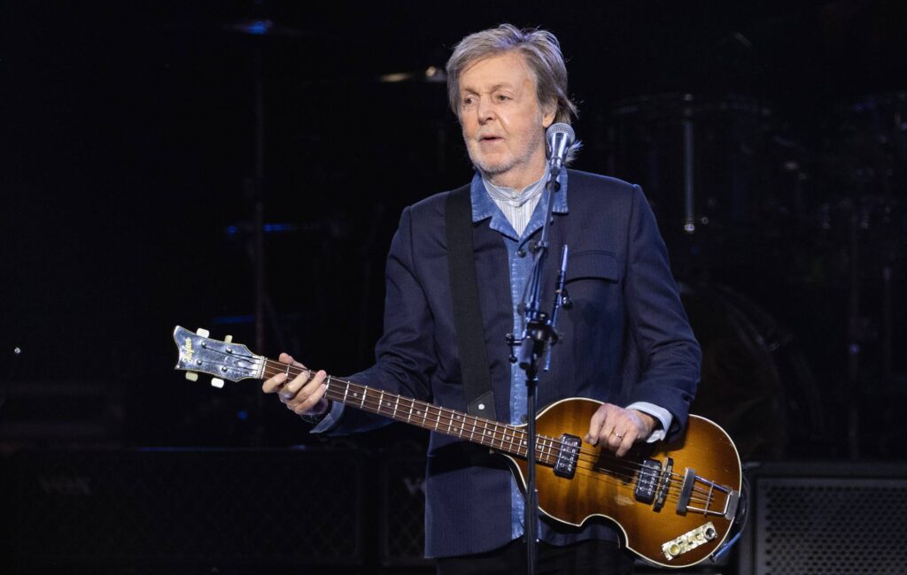 Paul McCartney ricorda il momento in cui "pizzicarsi" incontrò Elvis Presley con i Beatles