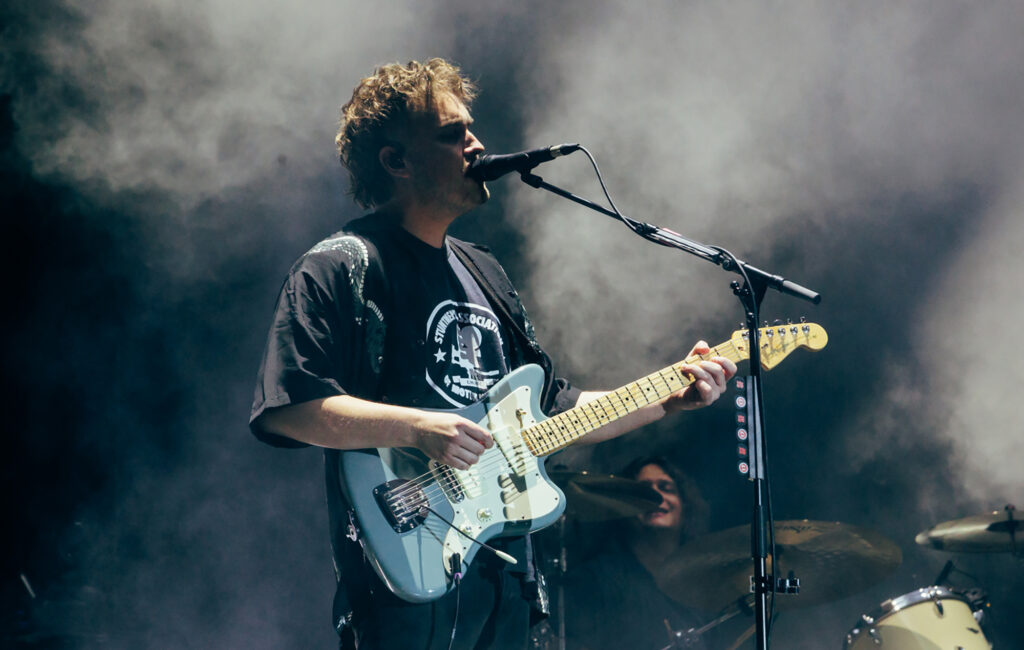 Sam Fender invita l'industria musicale a trovare più voci provenienti dalla classe operaia, poiché Elton John lo definisce "uno dei più grandi parolieri che la Gran Bretagna abbia mai prodotto".