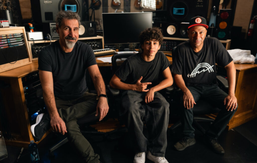 Tom Morello si unisce a Serj Tankian dei System Of A Down e al figlio Roman per il nuovo potente singolo 'Adjourn It': "Ogni atto artistico è un atto di resistenza"