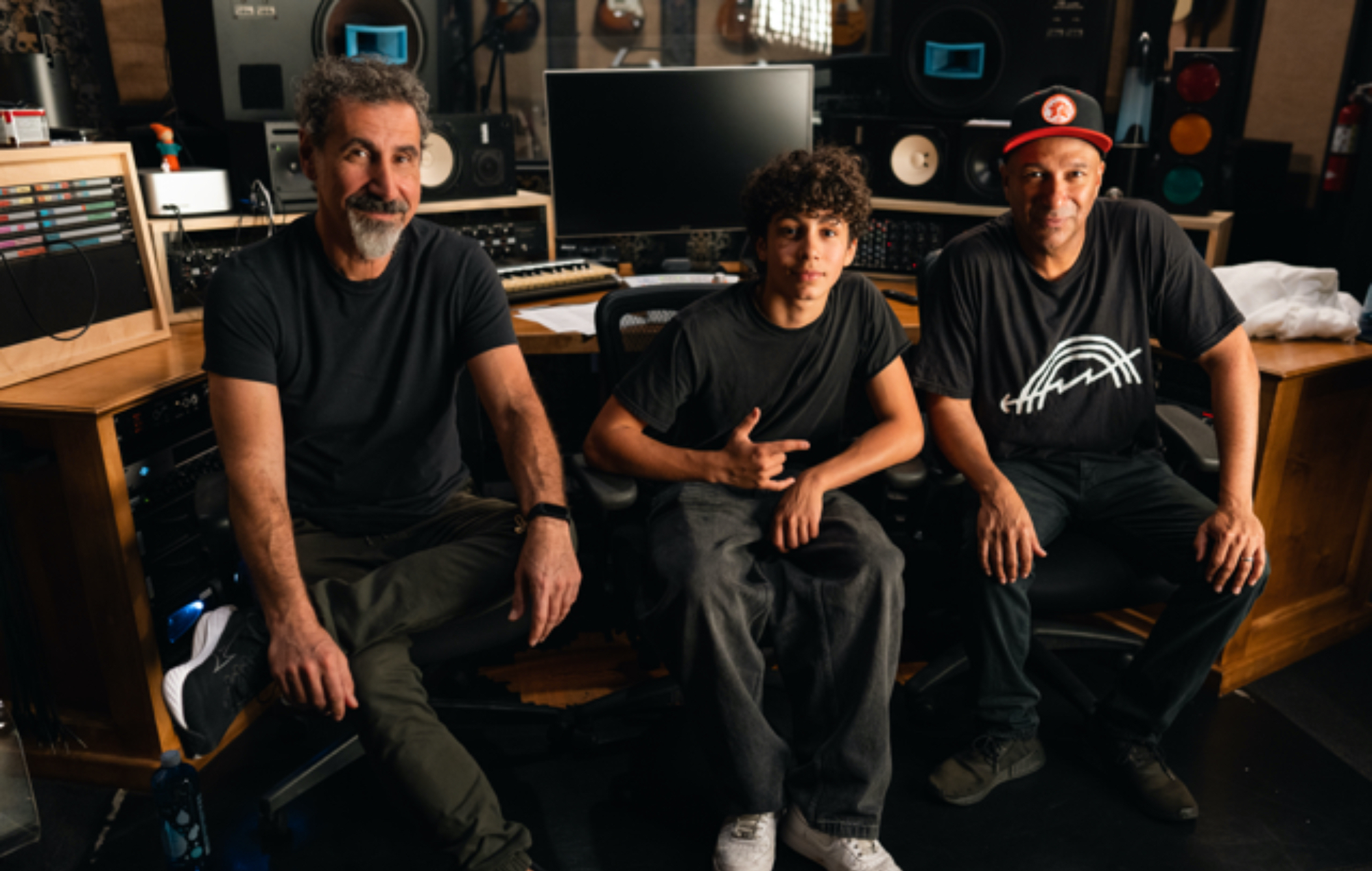 Tom Morello si unisce a Serj Tankian dei System Of A Down e al figlio Roman per il nuovo potente singolo 'Adjourn It': "Ogni atto artistico è un atto di resistenza"