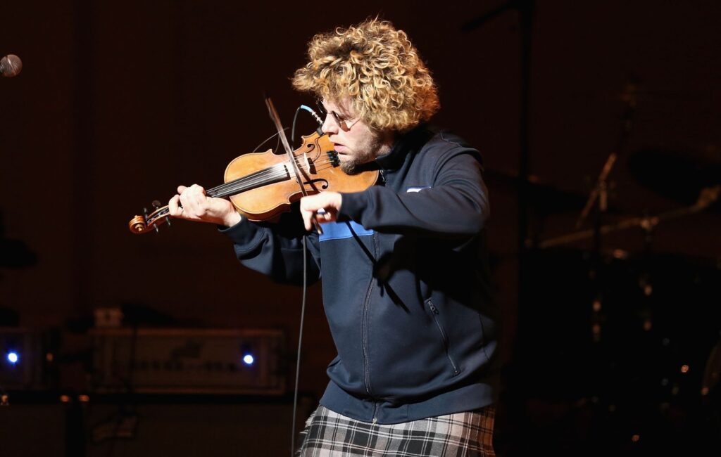 Un violinista canadese ha fatto causa a Google per 1,5 milioni di dollari dopo che AI Overview ha erroneamente affermato di essere un molestatore sessuale