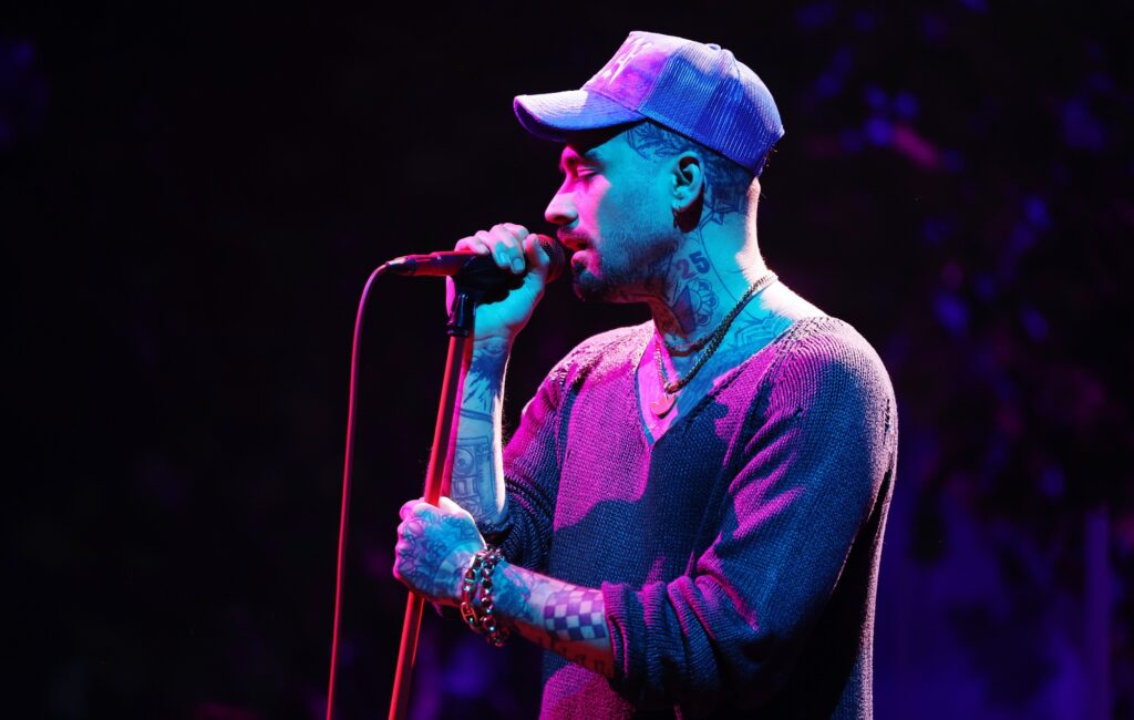 Zayn Malik risponde alle affermazioni di aver detto ai fan di "togliersi di mezzo" fuori dall'hotel