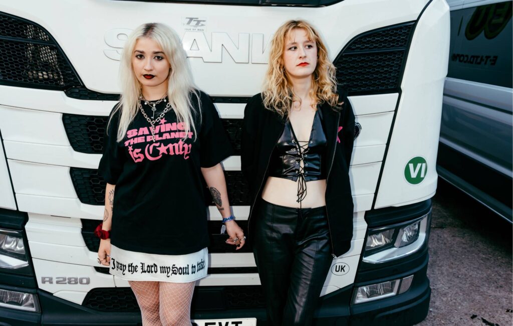 Lambrini Girls e Music dichiarano che una squadra d'emergenza si unisce per la collezione di merch "Hot Girls F*ck The System".