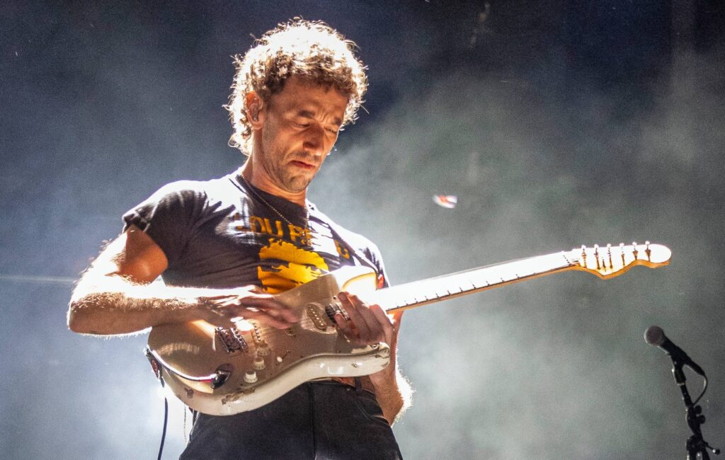 Albert Hammond Jr. spiega il ritardo del nuovo album degli Strokes "Reality Awaits"