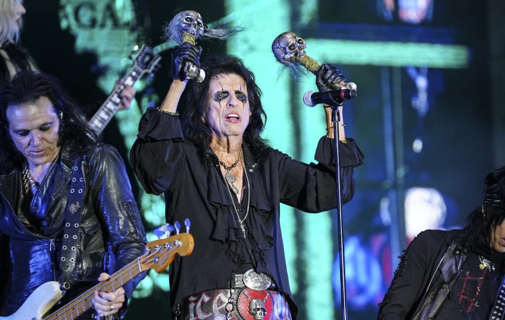 Alice Cooper ringrazia l'uomo che ha ritrovato la sua carta di credito smarrita con una copia firmata del suo ultimo album
