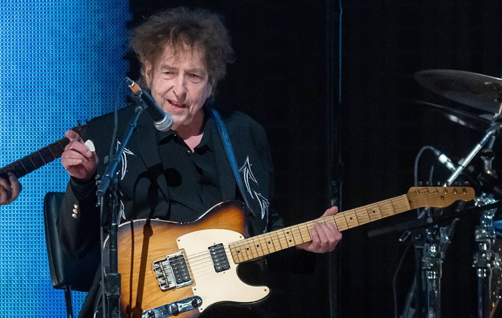 Bob Dylan apporta modifiche alla band dal vivo mentre due chitarristi di lunga data si allontanano