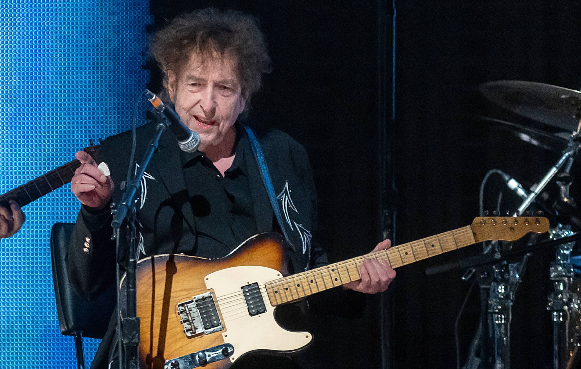 Bob Dylan apporta modifiche alla band dal vivo mentre due chitarristi di lunga data si allontanano