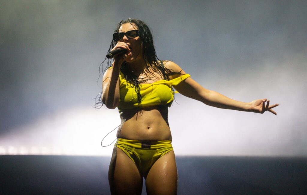 Charli XCX annuncia il "Music, Fashion, Film Tour" del 2026 in Nord America