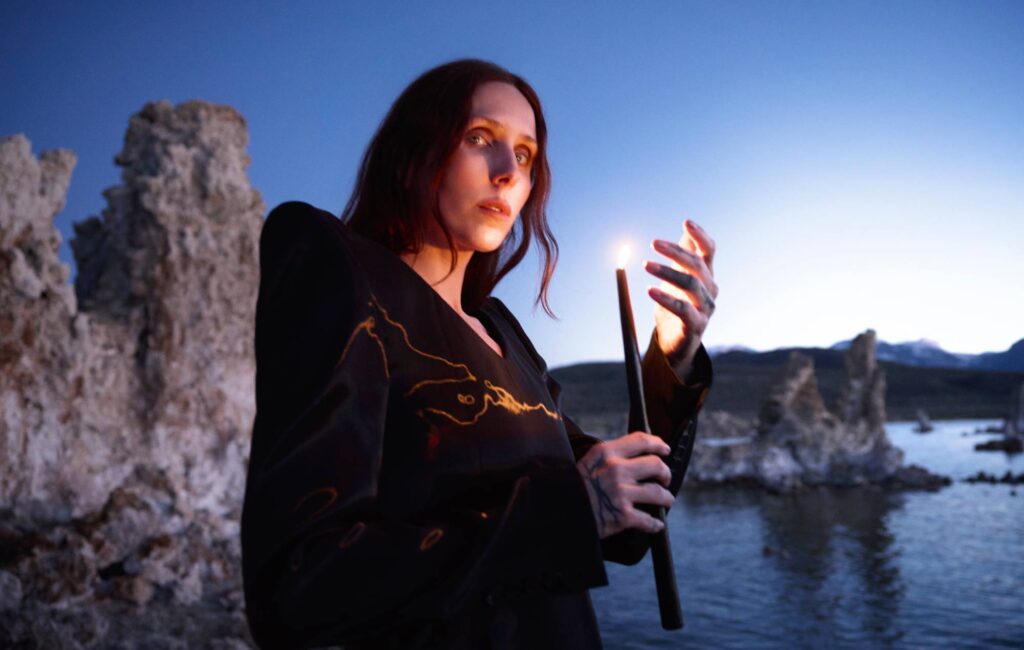 Chelsea Wolfe condivide due nuove canzoni "The Dark" e "Death Is Not The End" e annuncia un tour negli Stati Uniti e in Europa