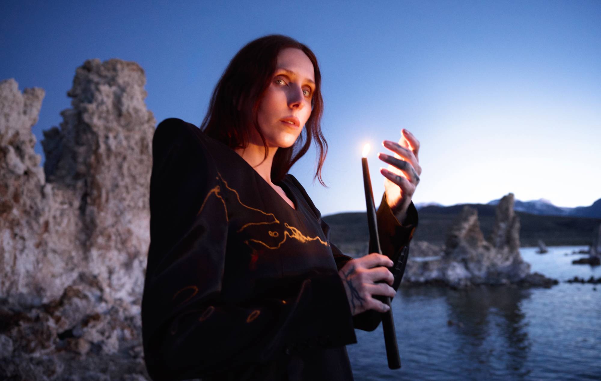Chelsea Wolfe condivide due nuove canzoni "The Dark" e "Death Is Not The End" e annuncia un tour negli Stati Uniti e in Europa