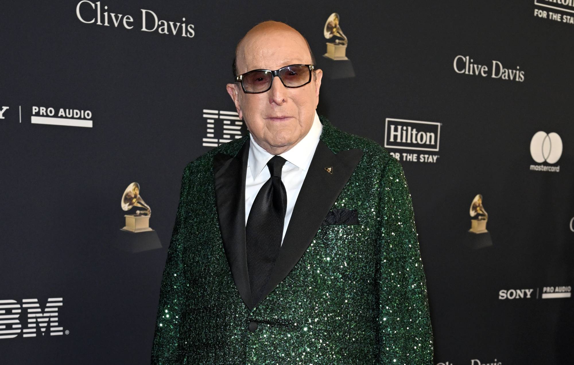 Clive Davis, magnate della musica dietro Whitney Houston e Bruce Springsteen, è morto all'età di 94 anni