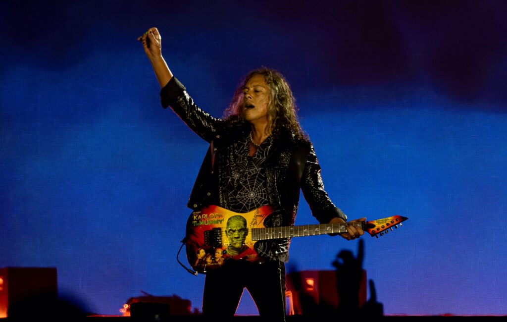 Dopo la controversia sulla maglietta di Taylor Swift, Kirk Hammett dei Metallica afferma che "in questo momento, scrivere canzoni e la musica pop sono una schifezza"
