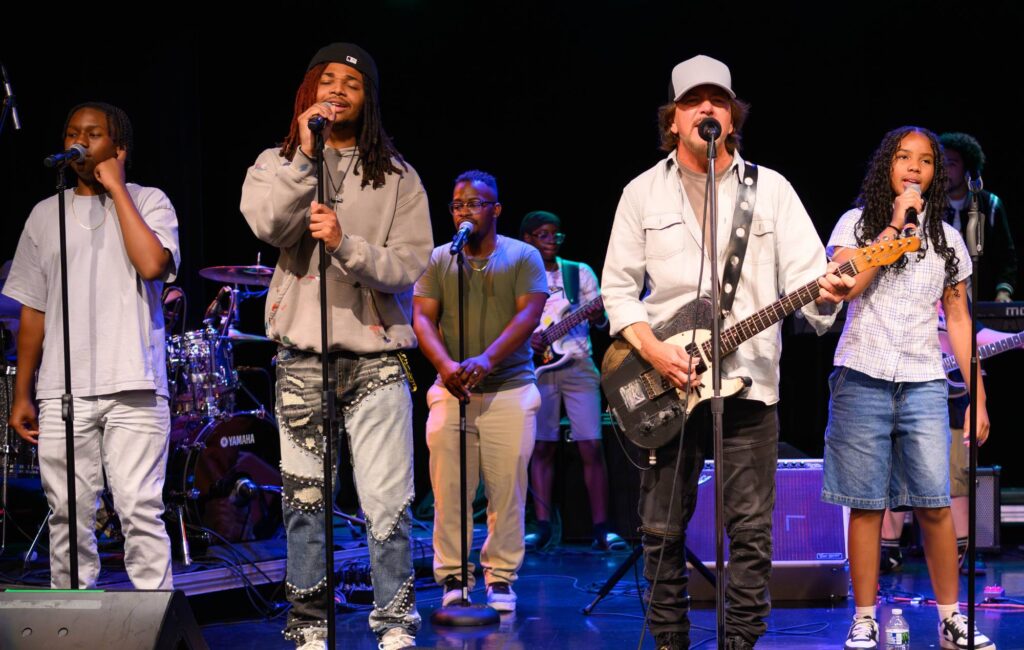 Eddie Vedder dei Pearl Jam condivide la nuova canzone ispiratrice 'Better Believe'