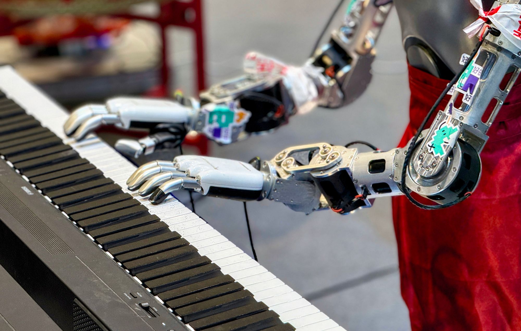 Gli enti dell’industria musicale stilano una lettera aperta chiedendo il consenso per artisti e cantautori prima di firmare accordi sull’intelligenza artificiale