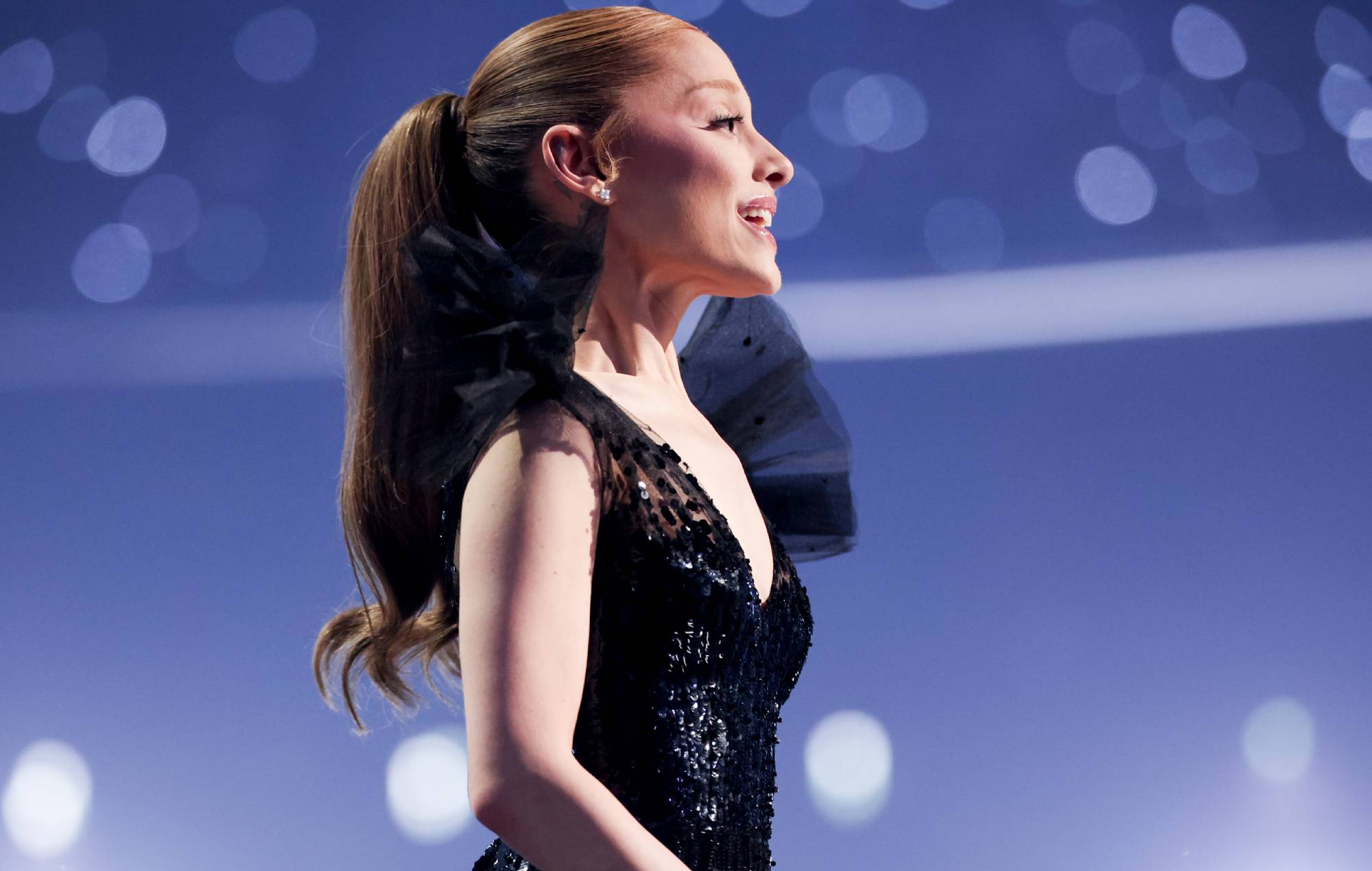 Guarda Ariana Grande dare il via al suo tour "Eternal Sunshine" con il suo primo concerto dal 2019