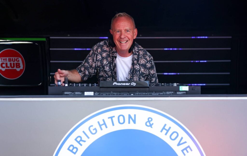 Guarda Fatboy Slim suonare un set improvvisato alla manifestazione di protesta antifascismo a Brighton