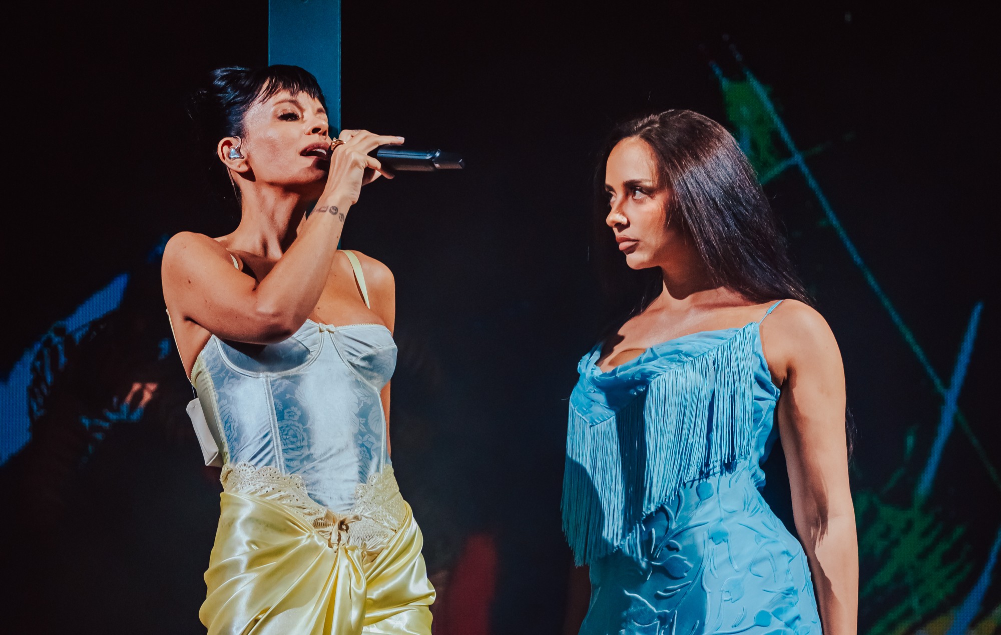 Guarda JADE unirsi a Lily Allen per il debutto dal vivo del nuovo remix di "Beg For Me" al Mighty Hoopla